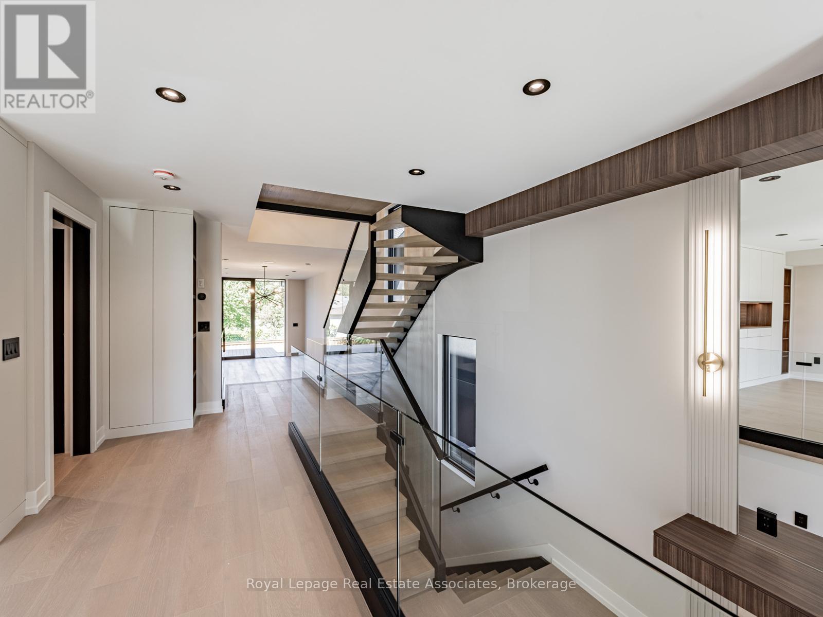 953 Halliday Avenue, Mississauga, Ontario  L5E 1P4 - Photo 4 - W12773478