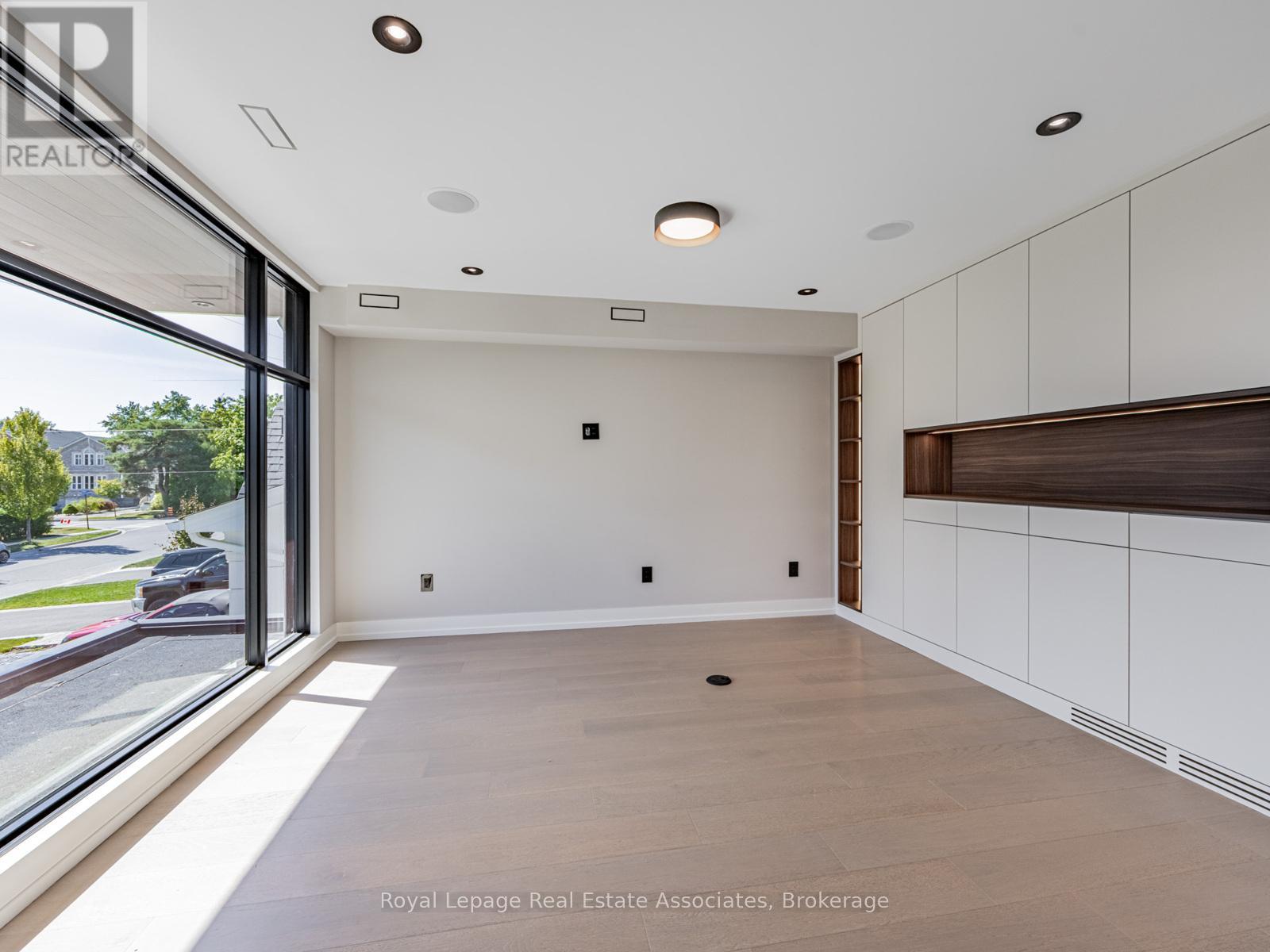 953 Halliday Avenue, Mississauga, Ontario  L5E 1P4 - Photo 8 - W12773478