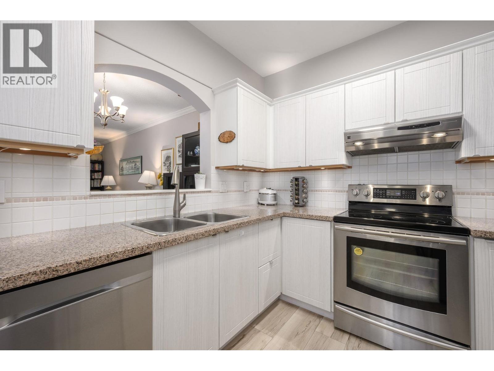 204 2995 Princess Crescent, Coquitlam, British Columbia  V3B 7N1 - Photo 3 - R3085883