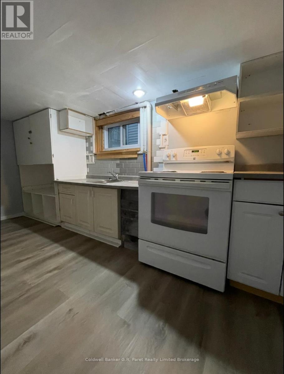 15 Wawa Street, St. Thomas, Ontario  N5R 3W8 - Photo 6 - X12442197