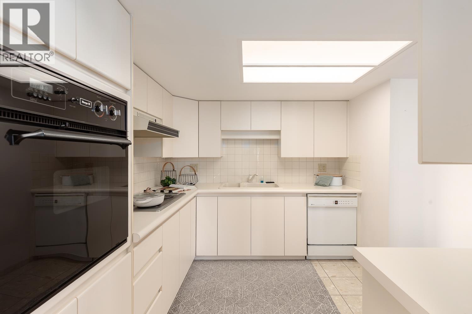 808 168 Chadwick Court, North Vancouver, British Columbia  V7M 3L4 - Photo 2 - R3088073