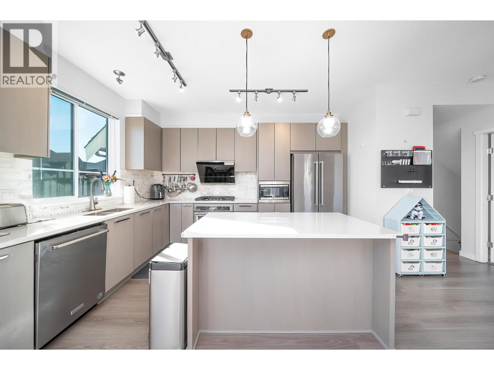 119 3500 Burke Village Promenade, Coquitlam, British Columbia  V3E 0N2 - Photo 8 - R3088081