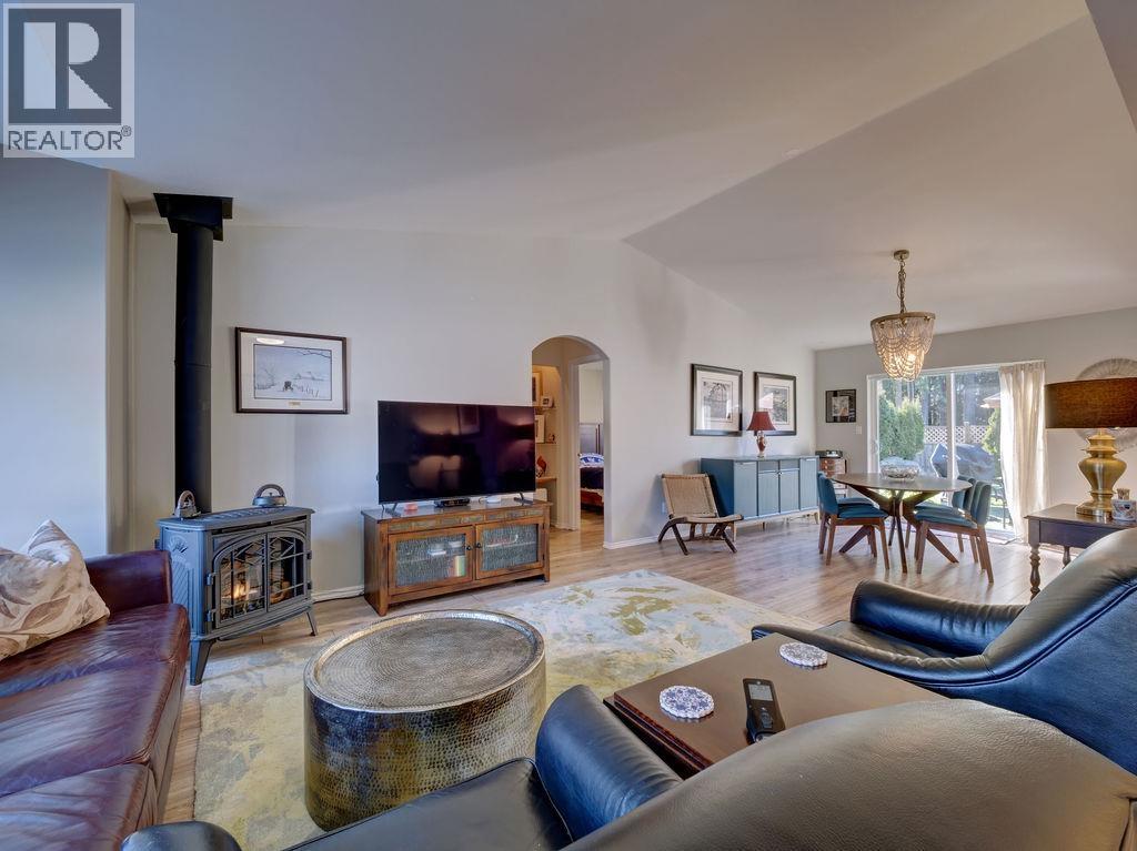 5643 Curtis Place, Sechelt, British Columbia  V7Z 0R9 - Photo 1 - R3088078