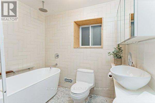 Upper - 736 Woodbine Avenue, Toronto, Ontario  M4E 2J1 - Photo 13 - E12773572