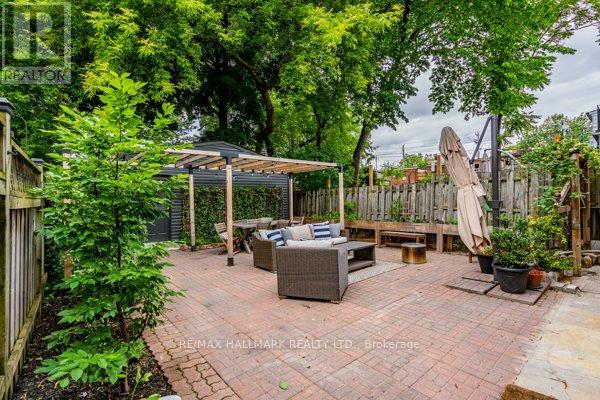 Upper - 736 Woodbine Avenue, Toronto, Ontario  M4E 2J1 - Photo 17 - E12773572