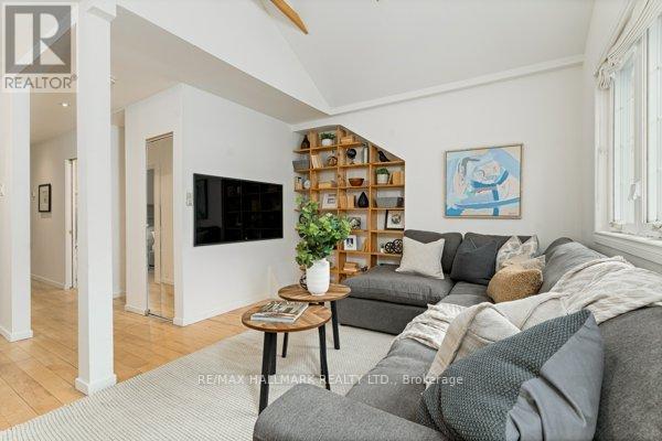 Upper - 736 Woodbine Avenue, Toronto, Ontario  M4E 2J1 - Photo 2 - E12773572