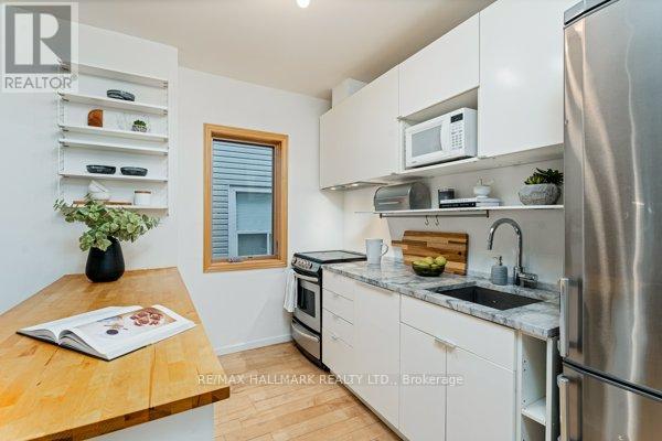 Upper - 736 Woodbine Avenue, Toronto, Ontario  M4E 2J1 - Photo 8 - E12773572