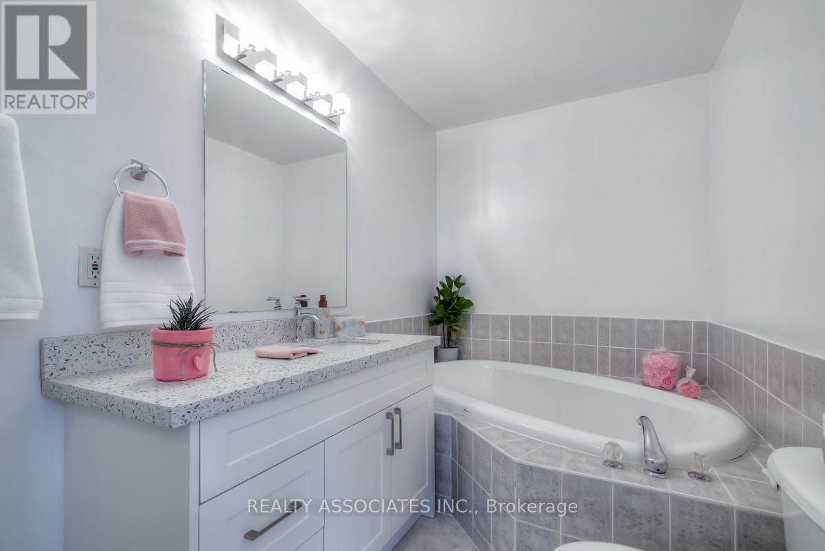 40 Sandlewood Court, Aurora, Ontario  L4G 7M9 - Photo 27 - N12773562