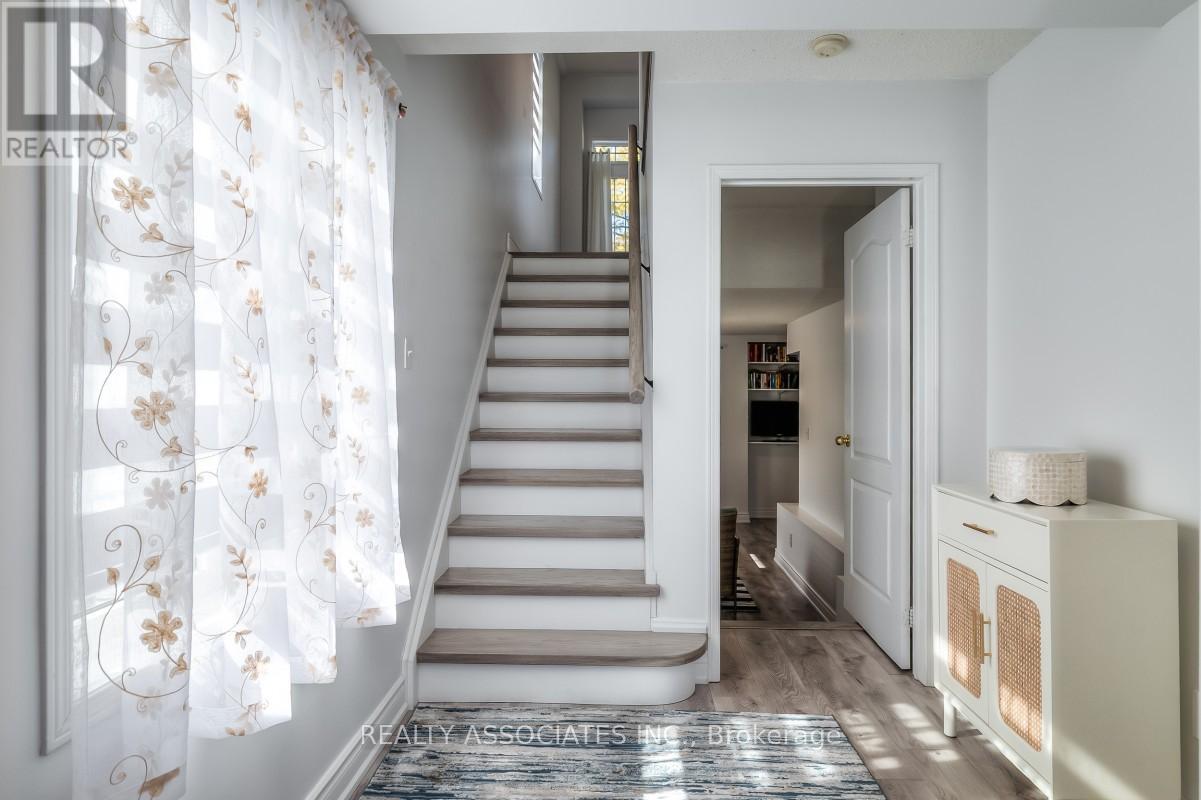 40 Sandlewood Court, Aurora, Ontario  L4G 7M9 - Photo 6 - N12773562