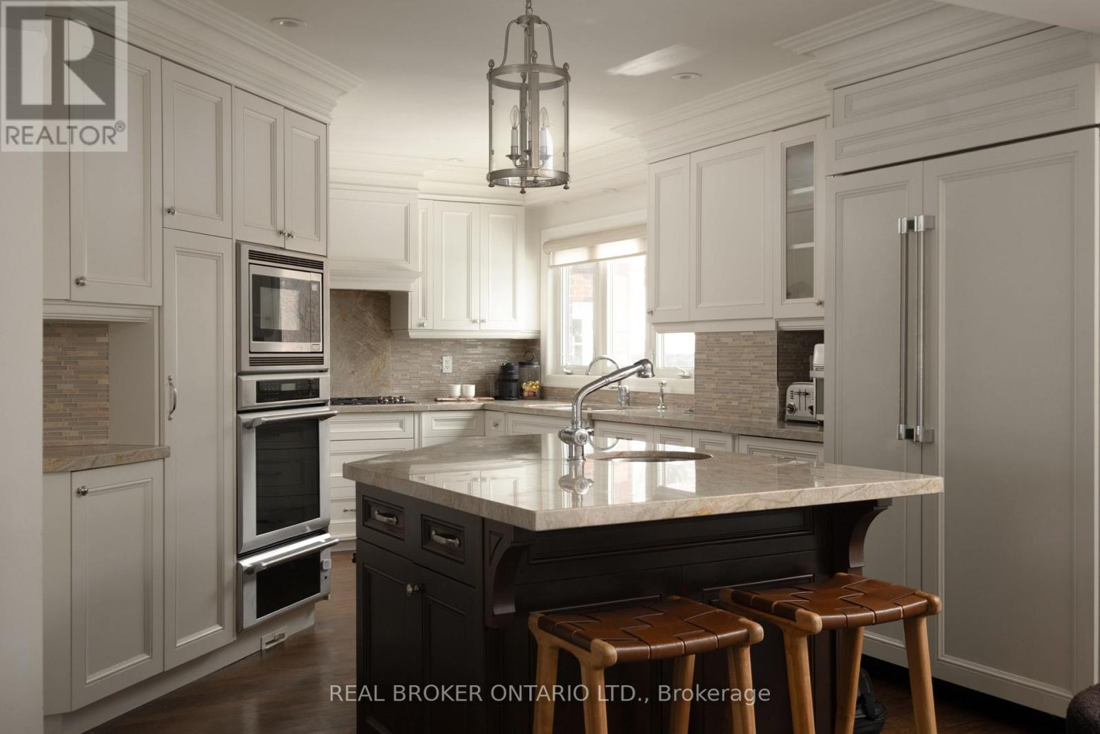 37 Wilgar Road, Toronto, Ontario  M8X 1J6 - Photo 13 - W12773116