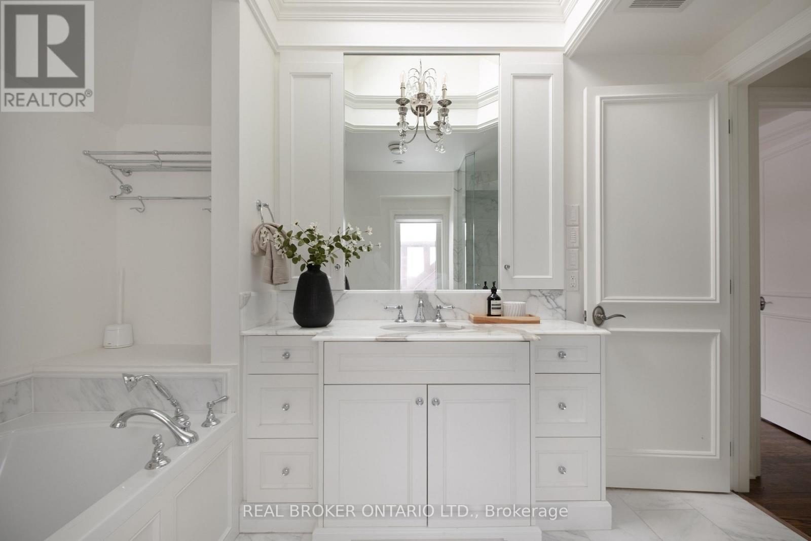 37 Wilgar Road, Toronto, Ontario  M8X 1J6 - Photo 33 - W12773116