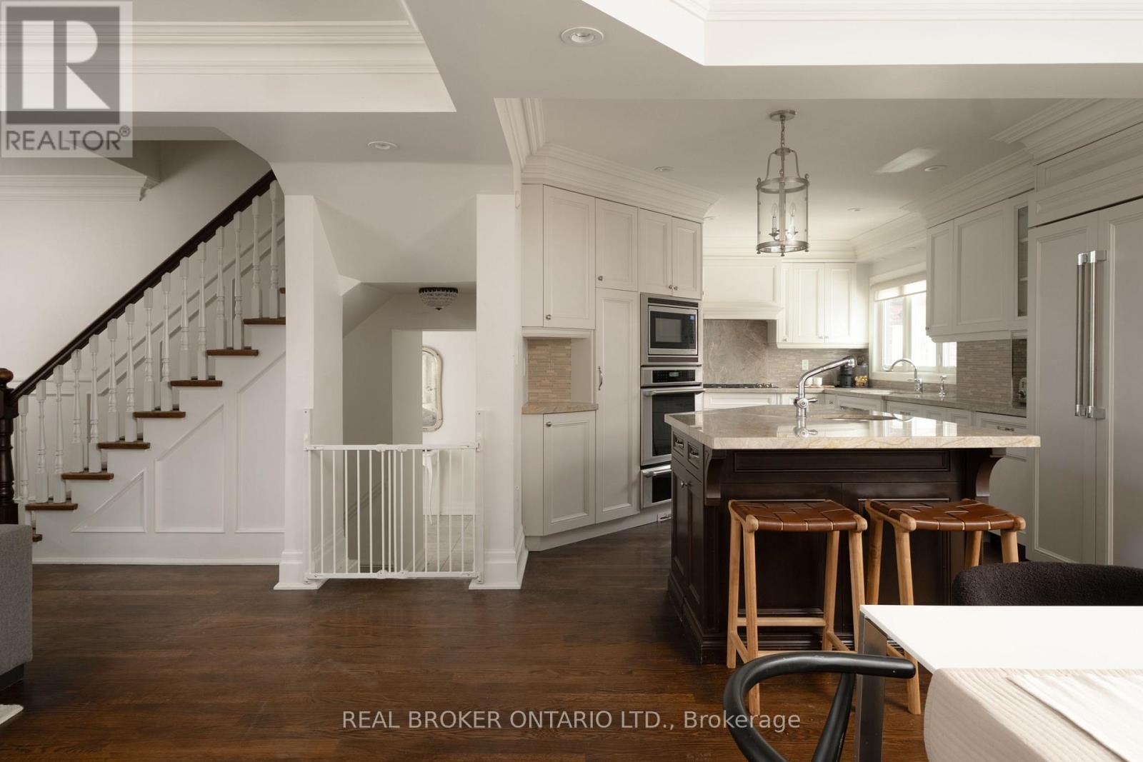 37 Wilgar Road, Toronto, Ontario  M8X 1J6 - Photo 7 - W12773116