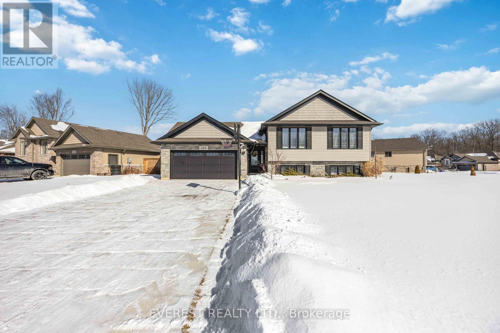 668 Winners Circle, St. Clair, Ontario  N0N 1G0 - Photo 3 - X12773550