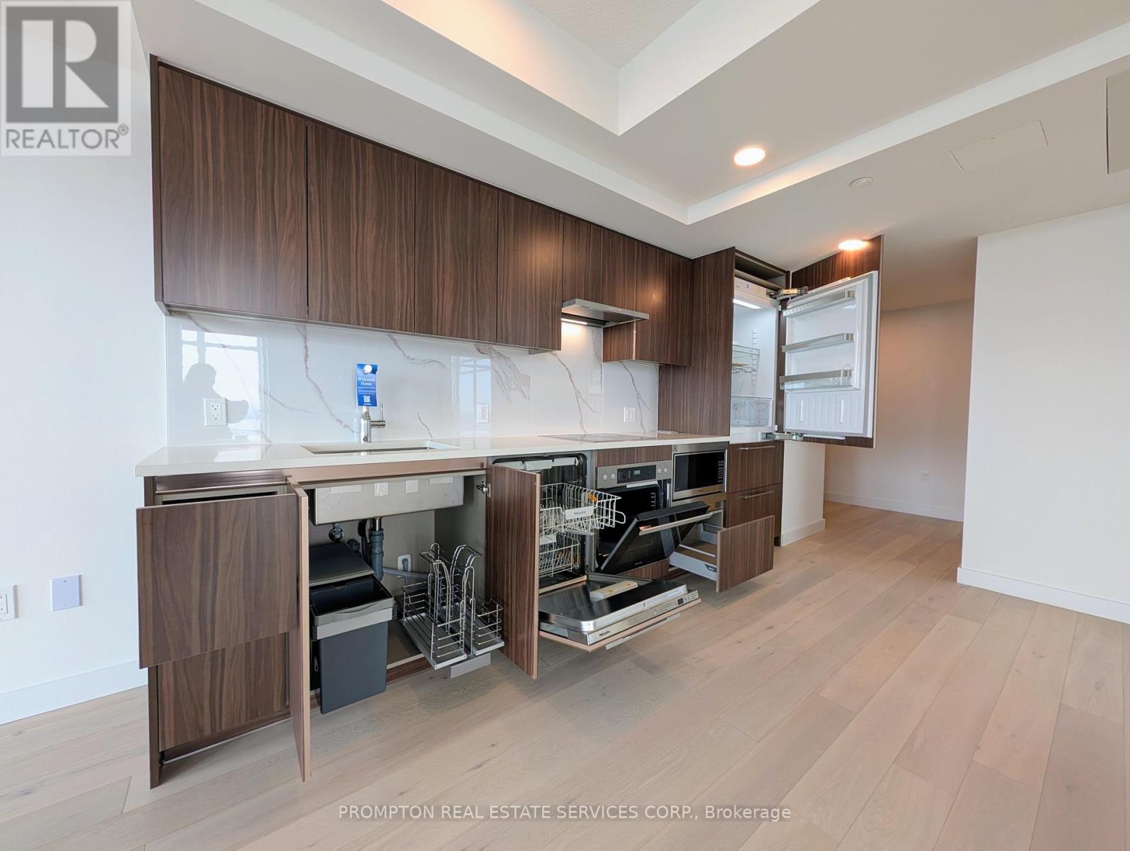 7102 - 3 Concord Cityplace Way, Toronto (Waterfront Communities), Ontario  M5V 0X4 - Photo 9 - C12773644