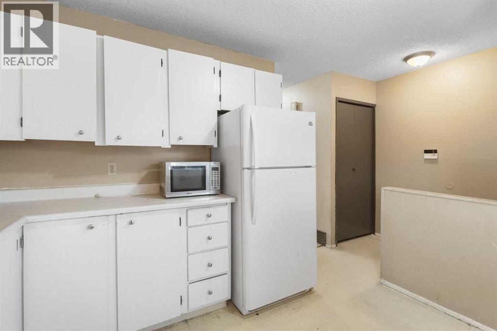 355 Georgian Villas, Calgary, Alberta  T2A 7C7 - Photo 4 - A2284889