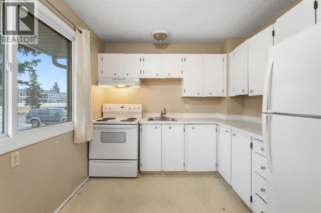 355 Georgian Villas, Calgary, Alberta  T2A 7C7 - Photo 2 - A2284889