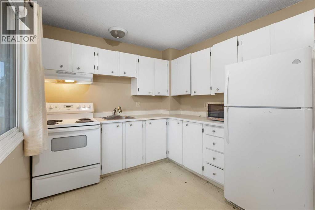 355 Georgian Villas, Calgary, Alberta  T2A 7C7 - Photo 3 - A2284889