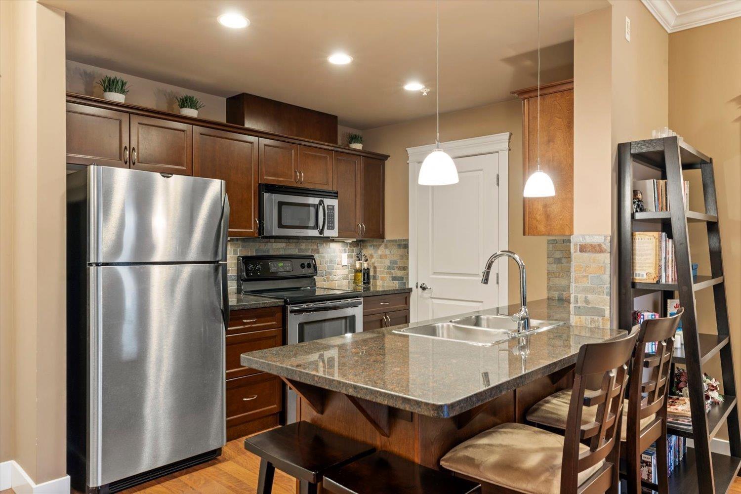 202 33338 Mayfair Avenue, Abbotsford, British Columbia  V2S 0A4 - Photo 4 - R3087989