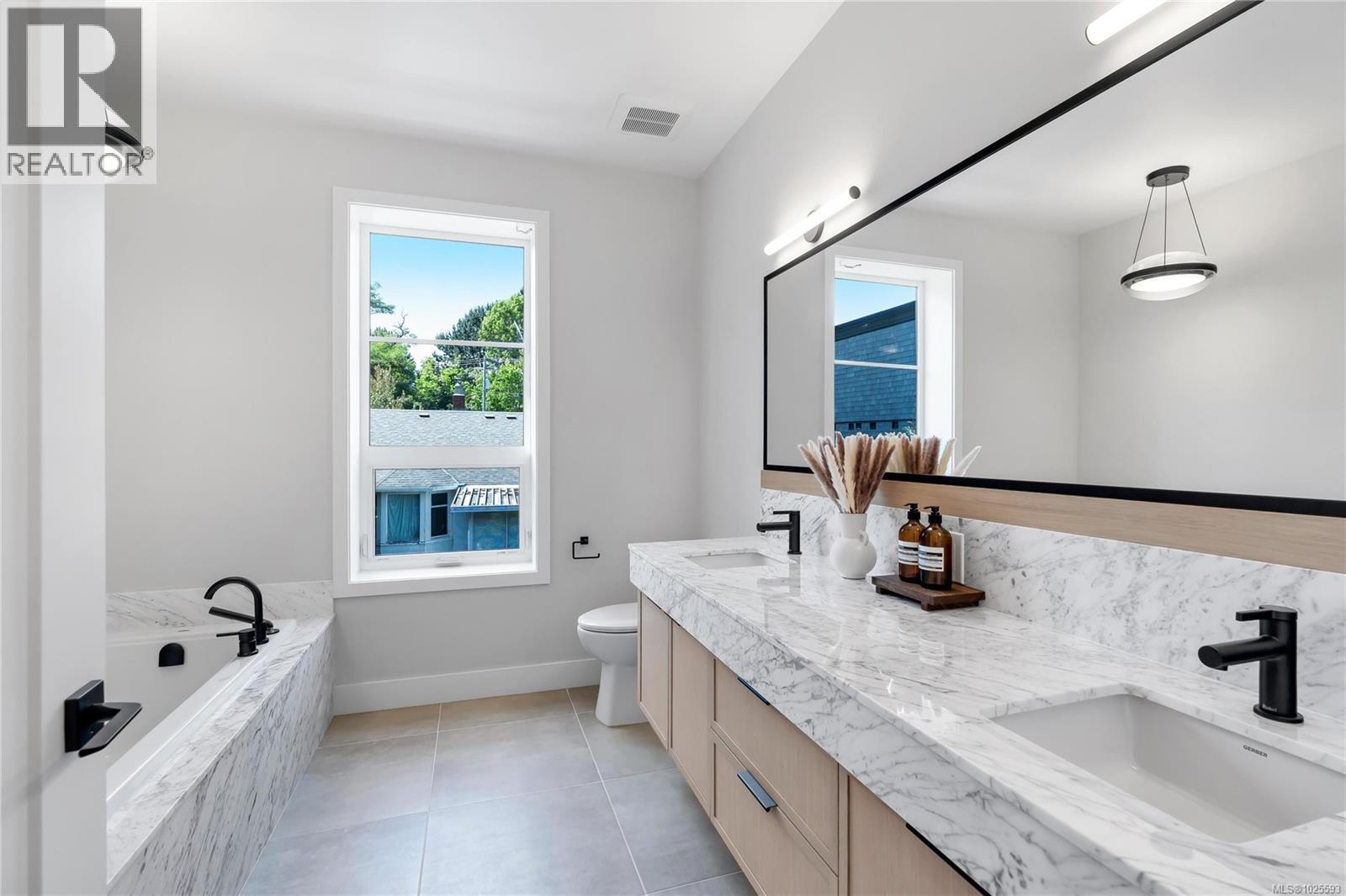 5 2590 Penrhyn St, Saanich, British Columbia  V8N 1G3 - Photo 33 - 1025593