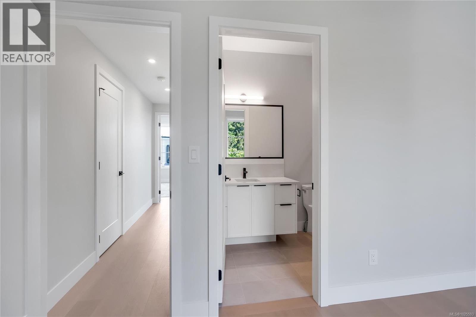 5 2590 Penrhyn St, Saanich, British Columbia  V8N 1G3 - Photo 38 - 1025593