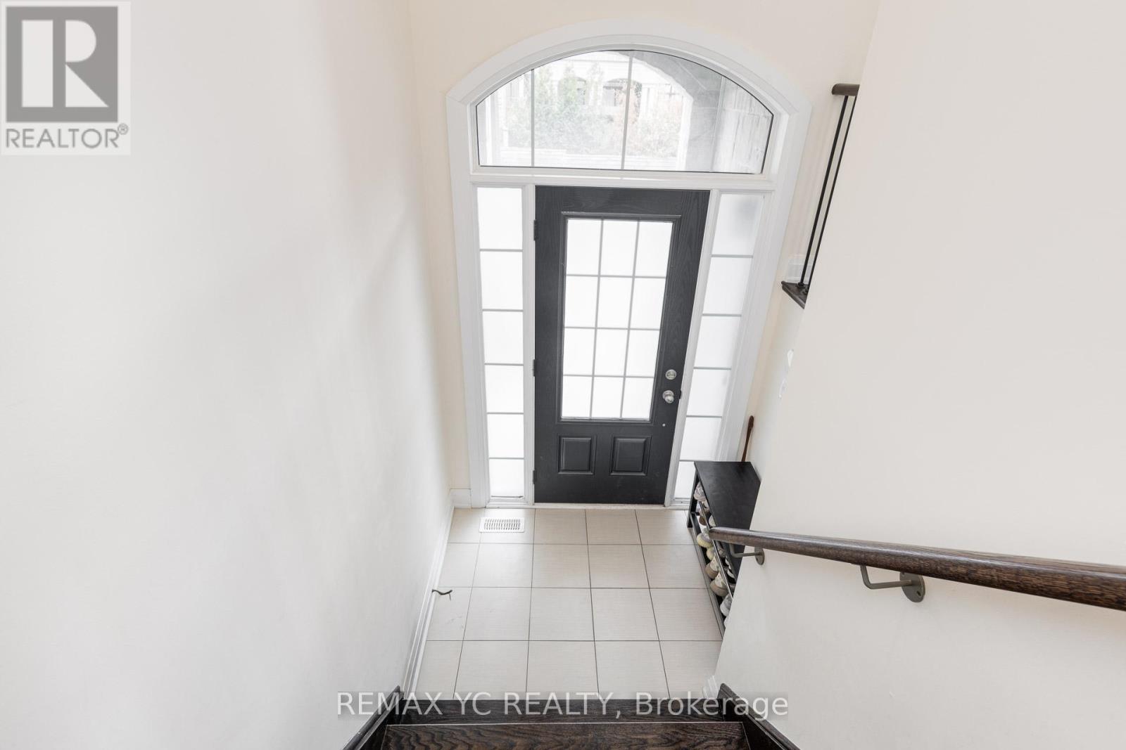 33 Duncombe Lane, Richmond Hill (South Richvale), Ontario  L4C 1C2 - Photo 4 - N12773666