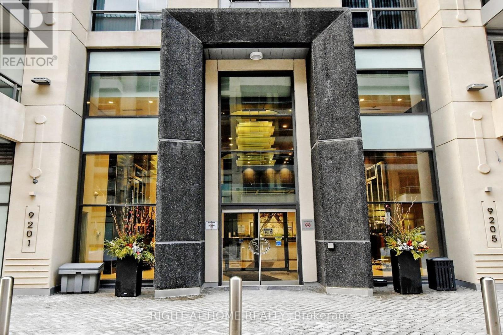 1504 - 9201 Yonge Street, Richmond Hill, Ontario  L4C 6Z2 - Photo 2 - N12773670