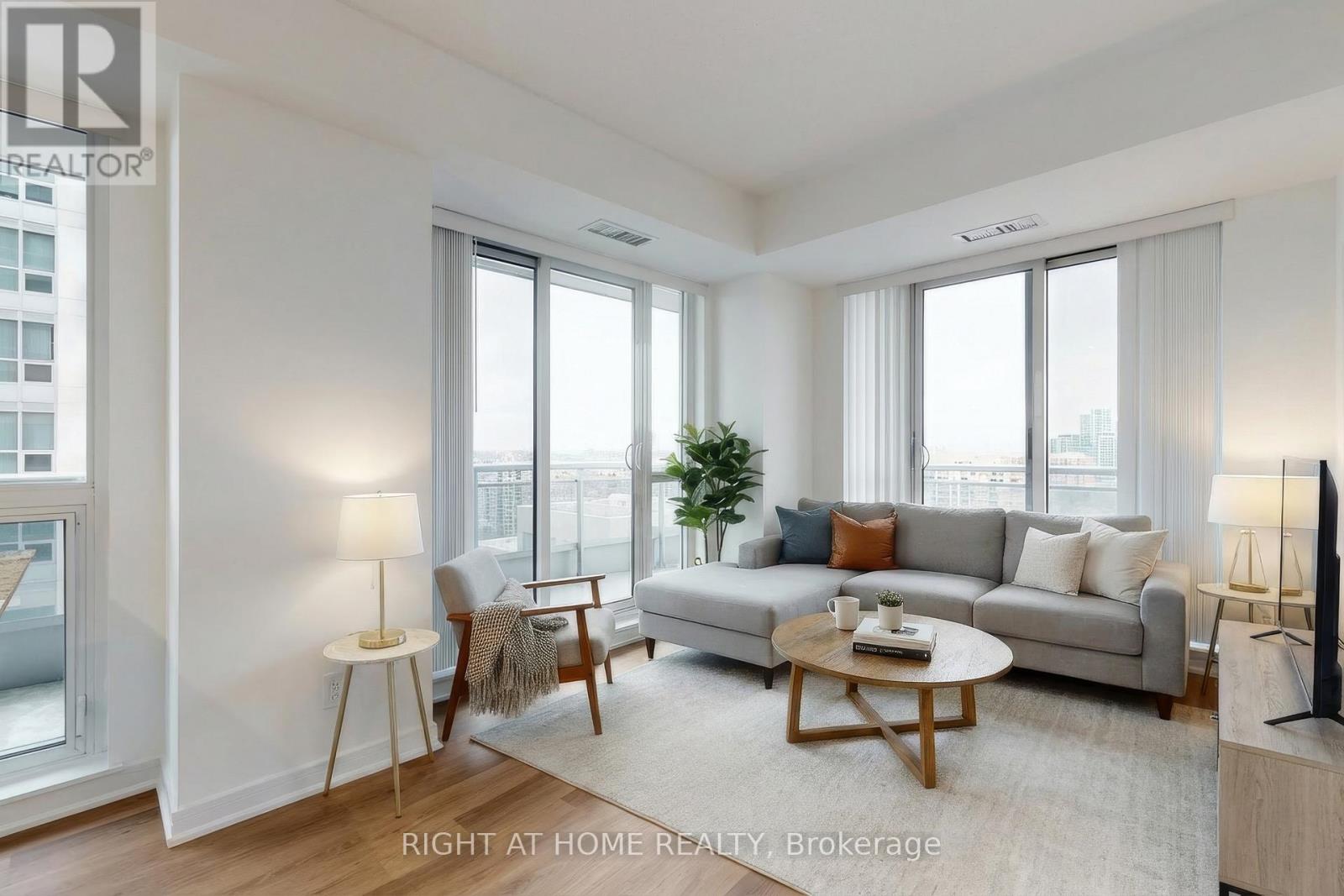 1504 - 9201 Yonge Street, Richmond Hill, Ontario  L4C 6Z2 - Photo 4 - N12773670