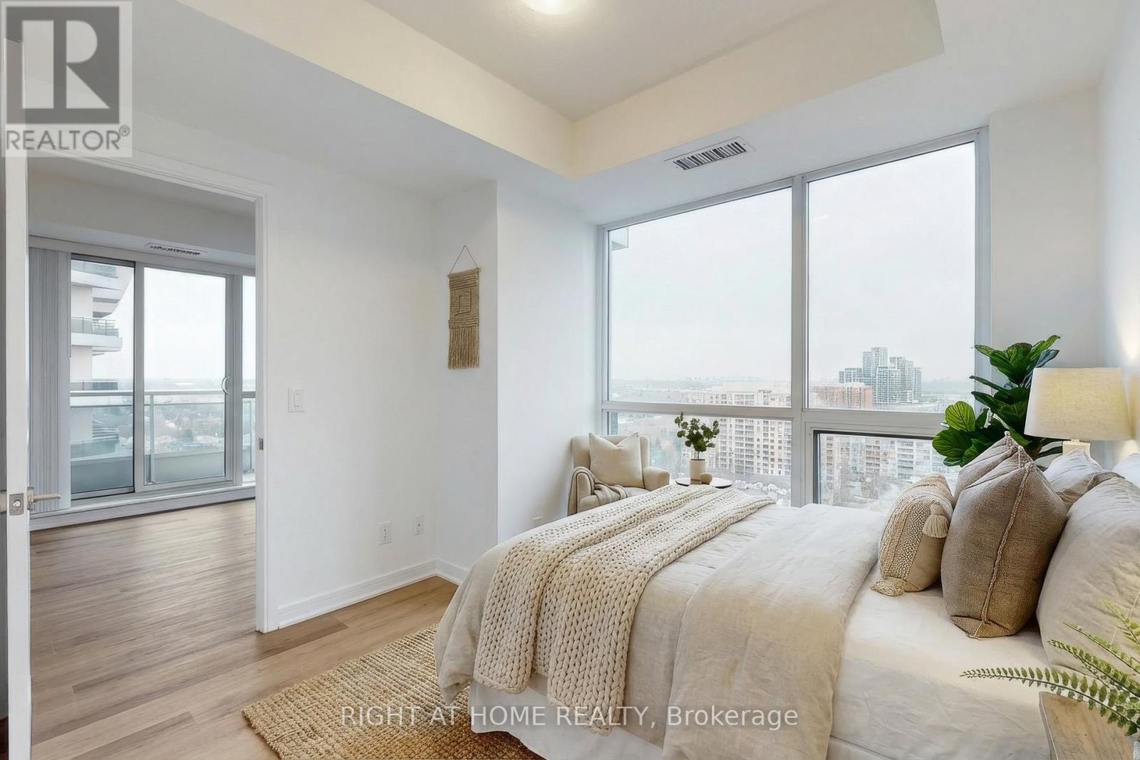 1504 - 9201 Yonge Street, Richmond Hill, Ontario  L4C 6Z2 - Photo 8 - N12773670