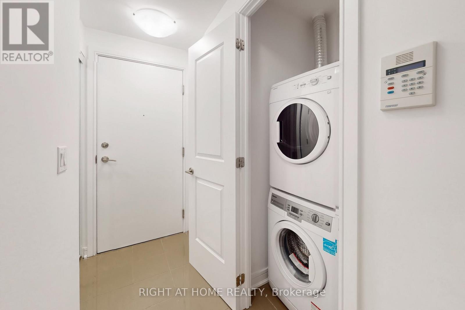 1504 - 9201 Yonge Street, Richmond Hill, Ontario  L4C 6Z2 - Photo 9 - N12773670