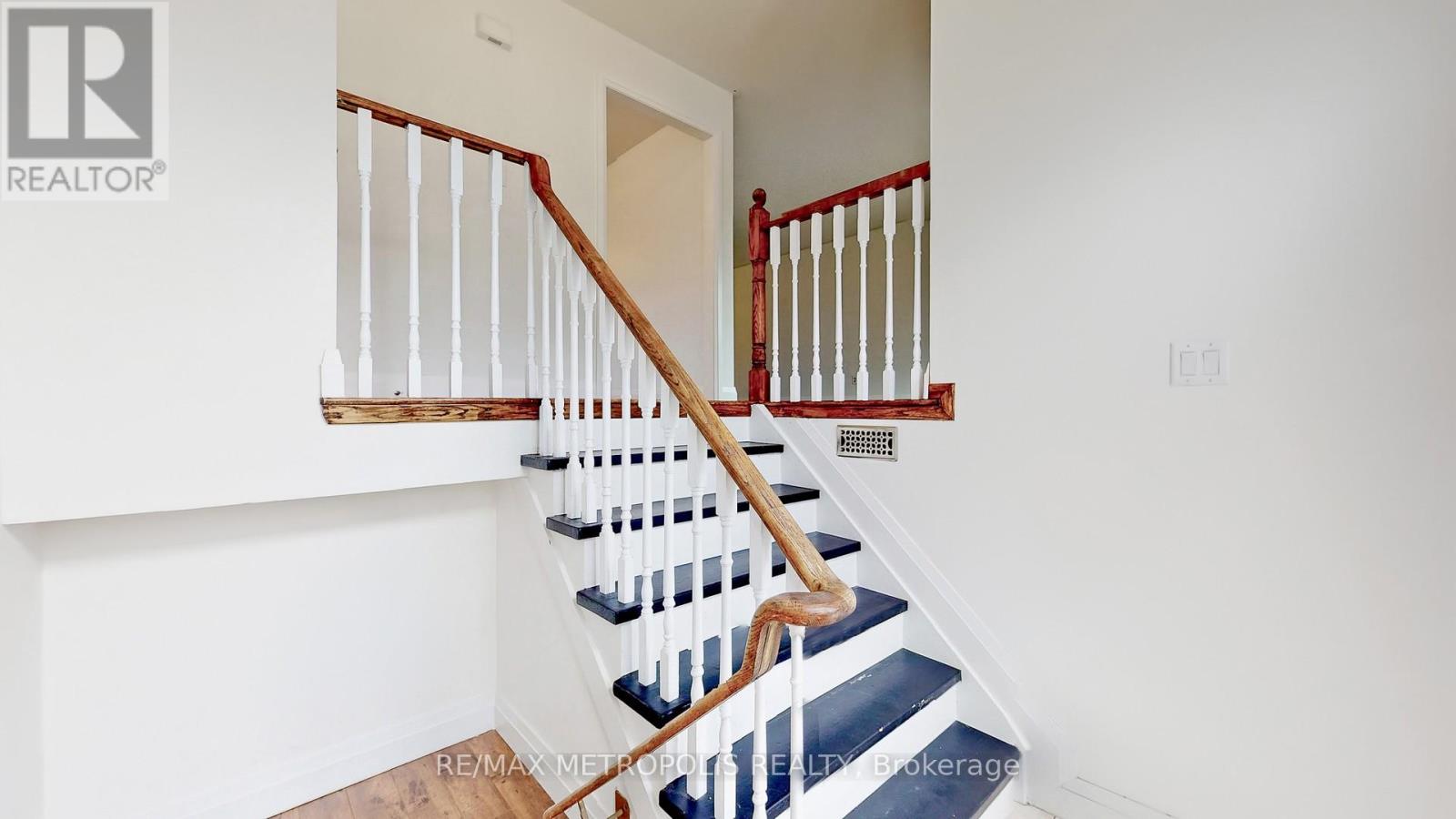 Main - 17 Porritt Street, Barrie (Ardagh), Ontario  L4N 6Y5 - Photo 4 - S12773582