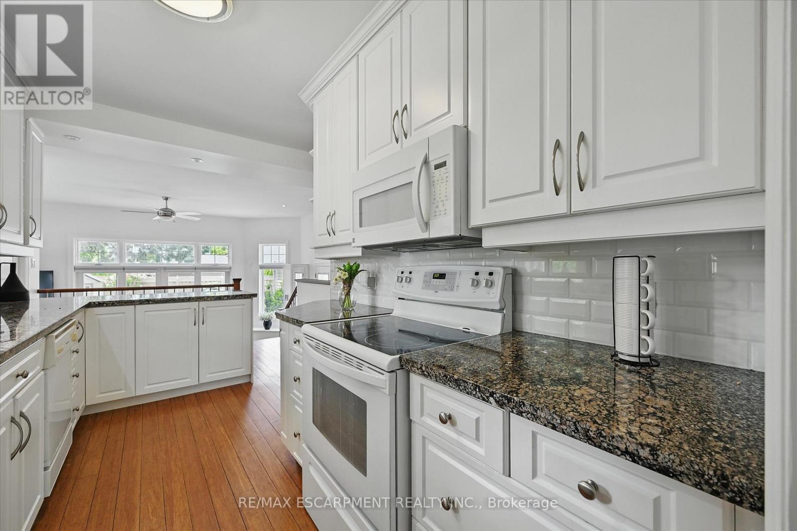 462 Woodland Avenue, Burlington (Brant), Ontario  L7R 2S1 - Photo 17 - W12773640