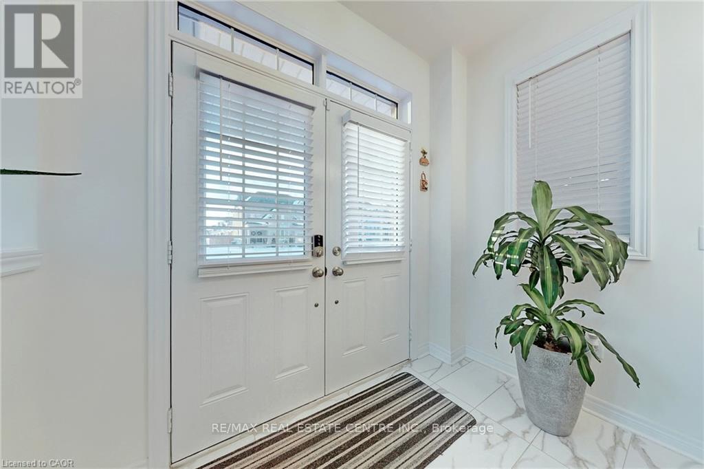 216 Harcourt Crescent, Woodstock (Woodstock - North), Ontario  N4T 0H2 - Photo 2 - X12773674