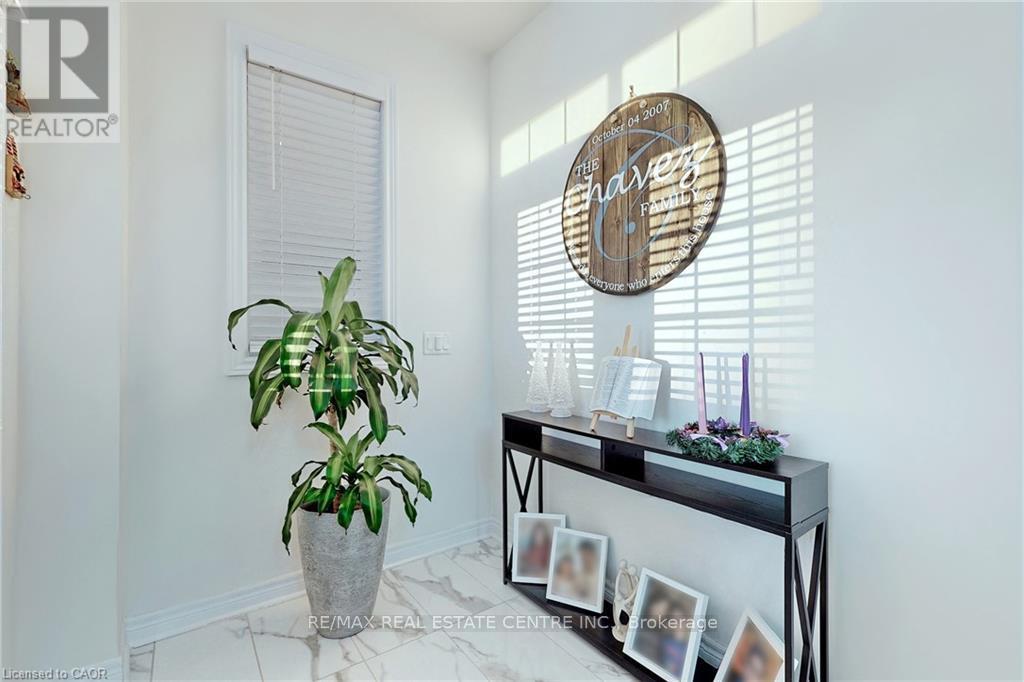 216 Harcourt Crescent, Woodstock (Woodstock - North), Ontario  N4T 0H2 - Photo 3 - X12773674