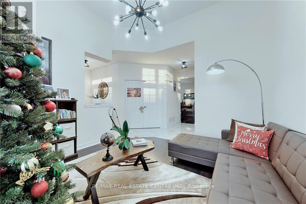 216 Harcourt Crescent, Woodstock (Woodstock - North), Ontario  N4T 0H2 - Photo 6 - X12773674