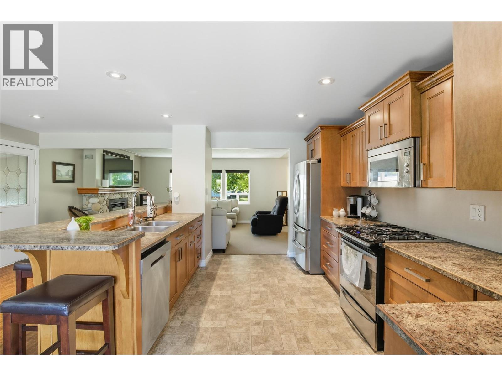 5996 Todd Hill Crescent, Kamloops, British Columbia  V2C 4X8 - Photo 10 - 10375364