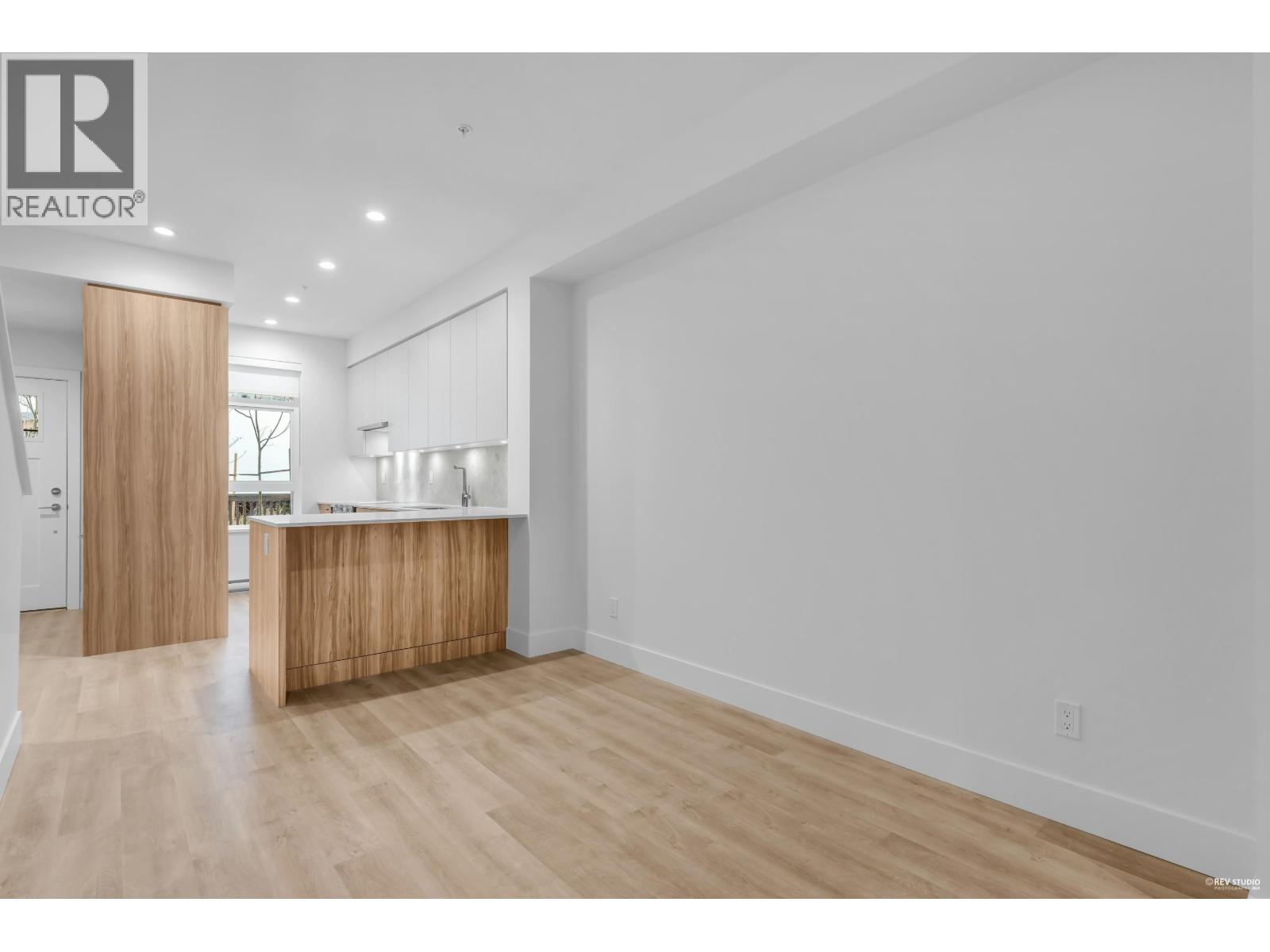 105 2320 Emery Court, North Vancouver, British Columbia  V7J 0G3 - Photo 3 - R3088174