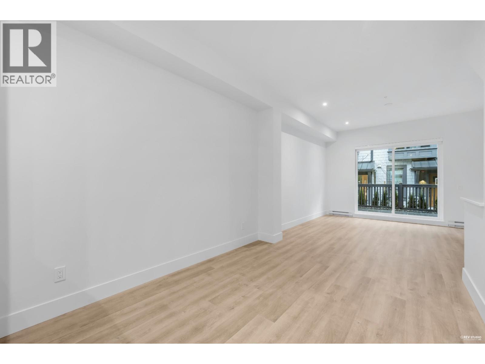 105 2320 Emery Court, North Vancouver, British Columbia  V7J 0G3 - Photo 4 - R3088174