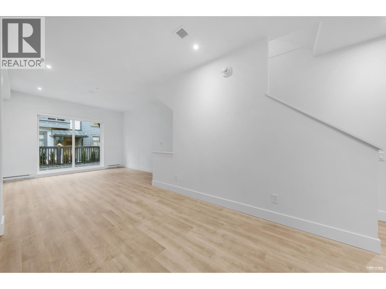 105 2320 Emery Court, North Vancouver, British Columbia  V7J 0G3 - Photo 5 - R3088174