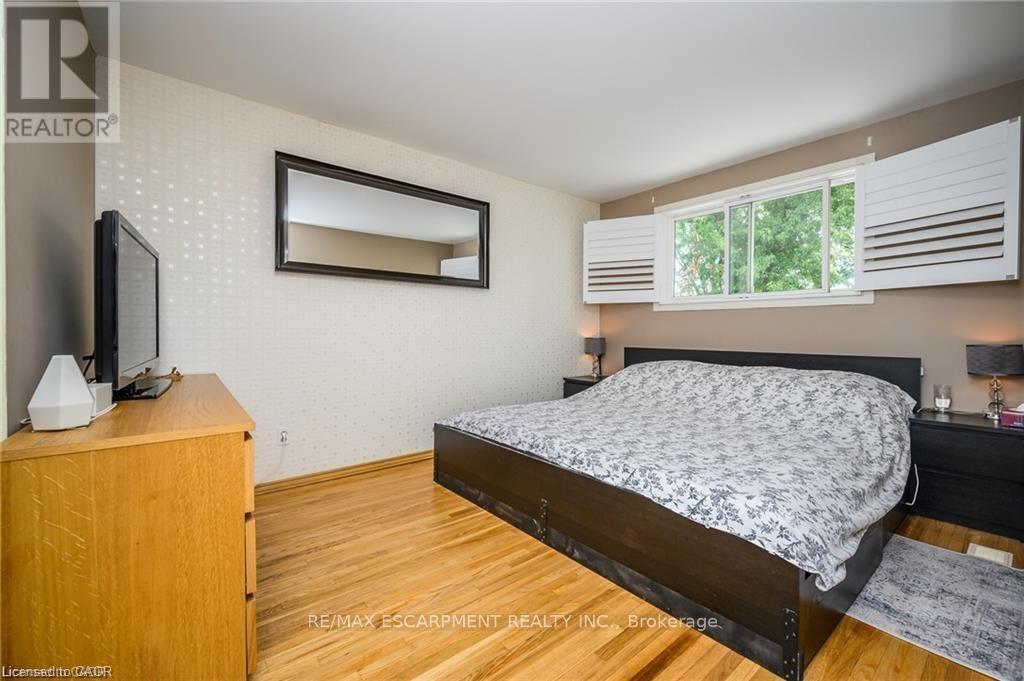 Upper - 551 Chamberlain Road, Burlington, Ontario  L7L 2V2 - Photo 11 - W12773718