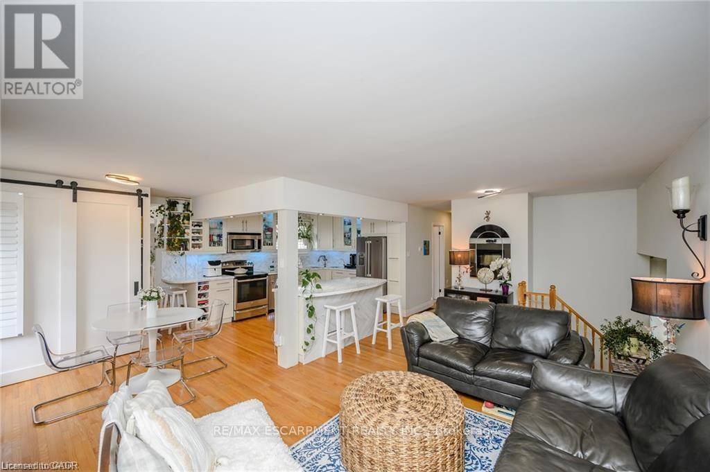 Upper - 551 Chamberlain Road, Burlington, Ontario  L7L 2V2 - Photo 5 - W12773718