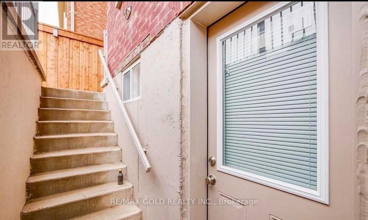 180 Belmore Court, Milton, Ontario  L9E 1H5 - Photo 2 - W12773726