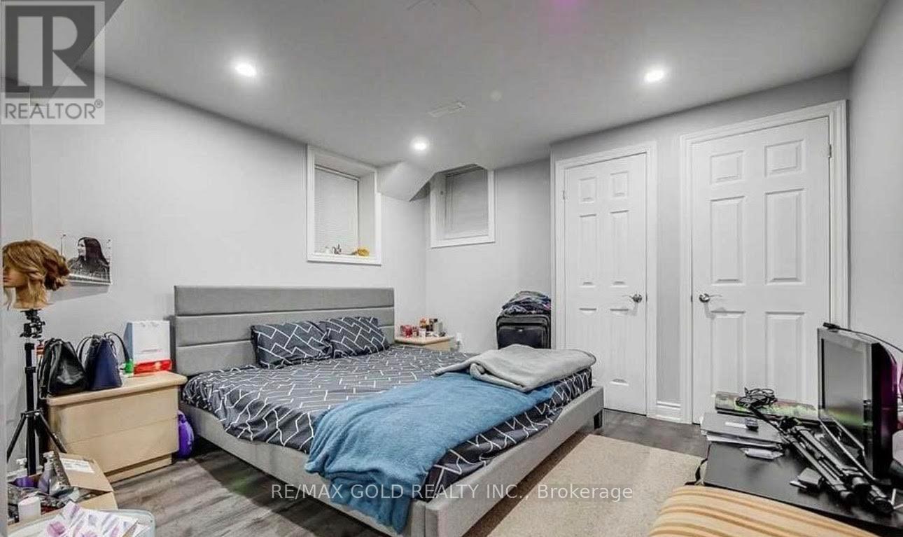 180 Belmore Court, Milton, Ontario  L9E 1H5 - Photo 4 - W12773726