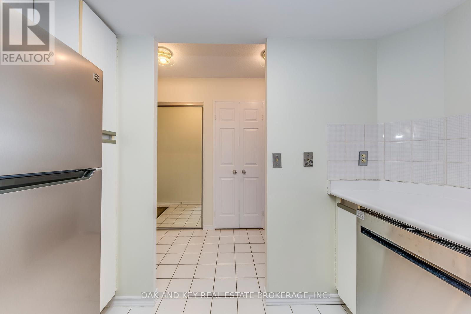 1806 - 335 Webb Drive, Mississauga, Ontario  L5B 4A1 - Photo 10 - W12773766