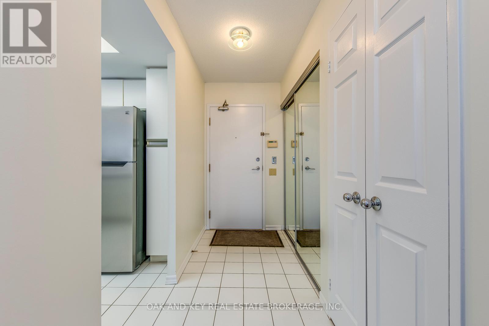 1806 - 335 Webb Drive, Mississauga, Ontario  L5B 4A1 - Photo 7 - W12773766