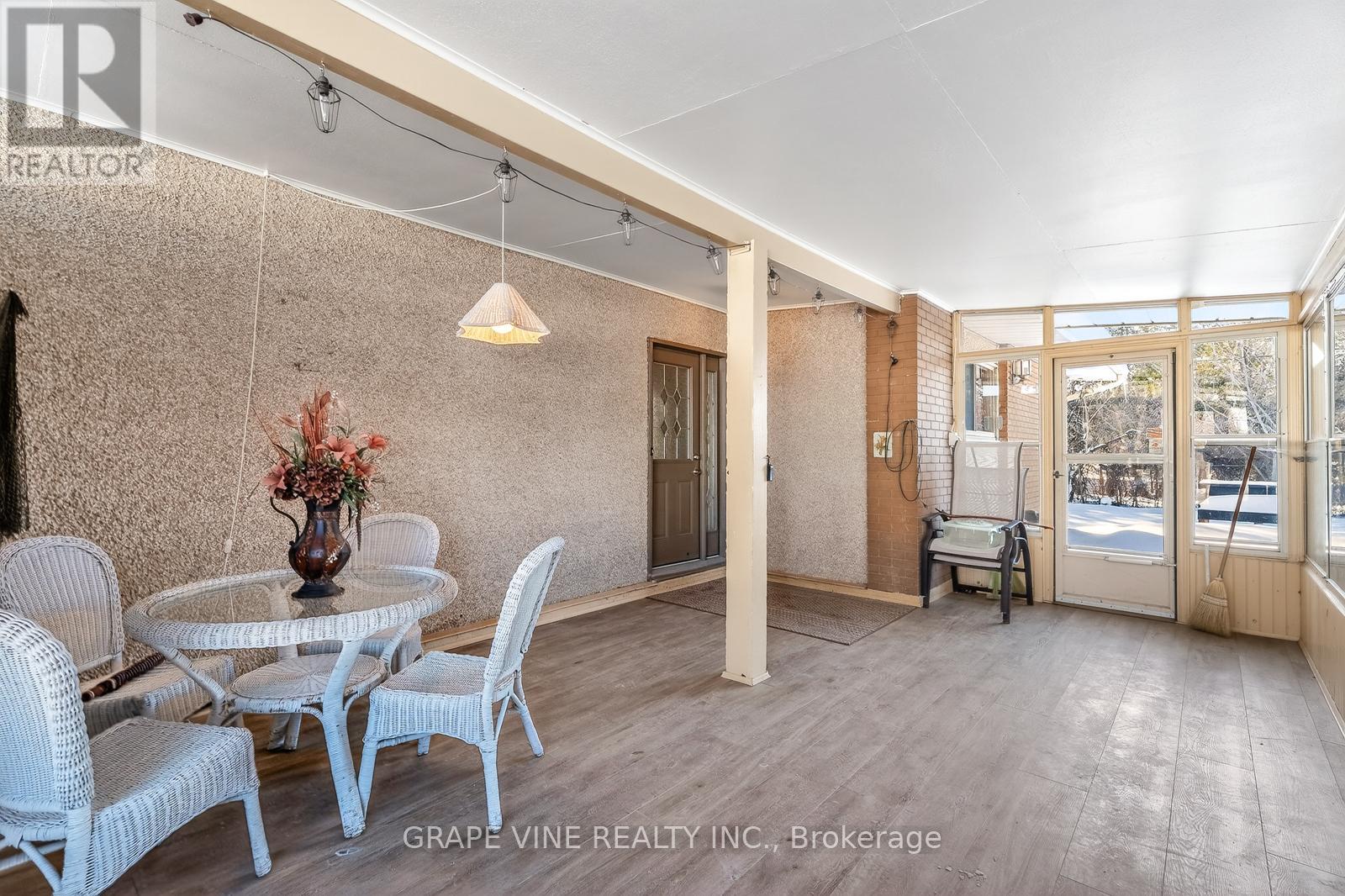 46 Cleadon Drive, Ottawa, Ontario  K2H 5P3 - Photo 3 - X12773764