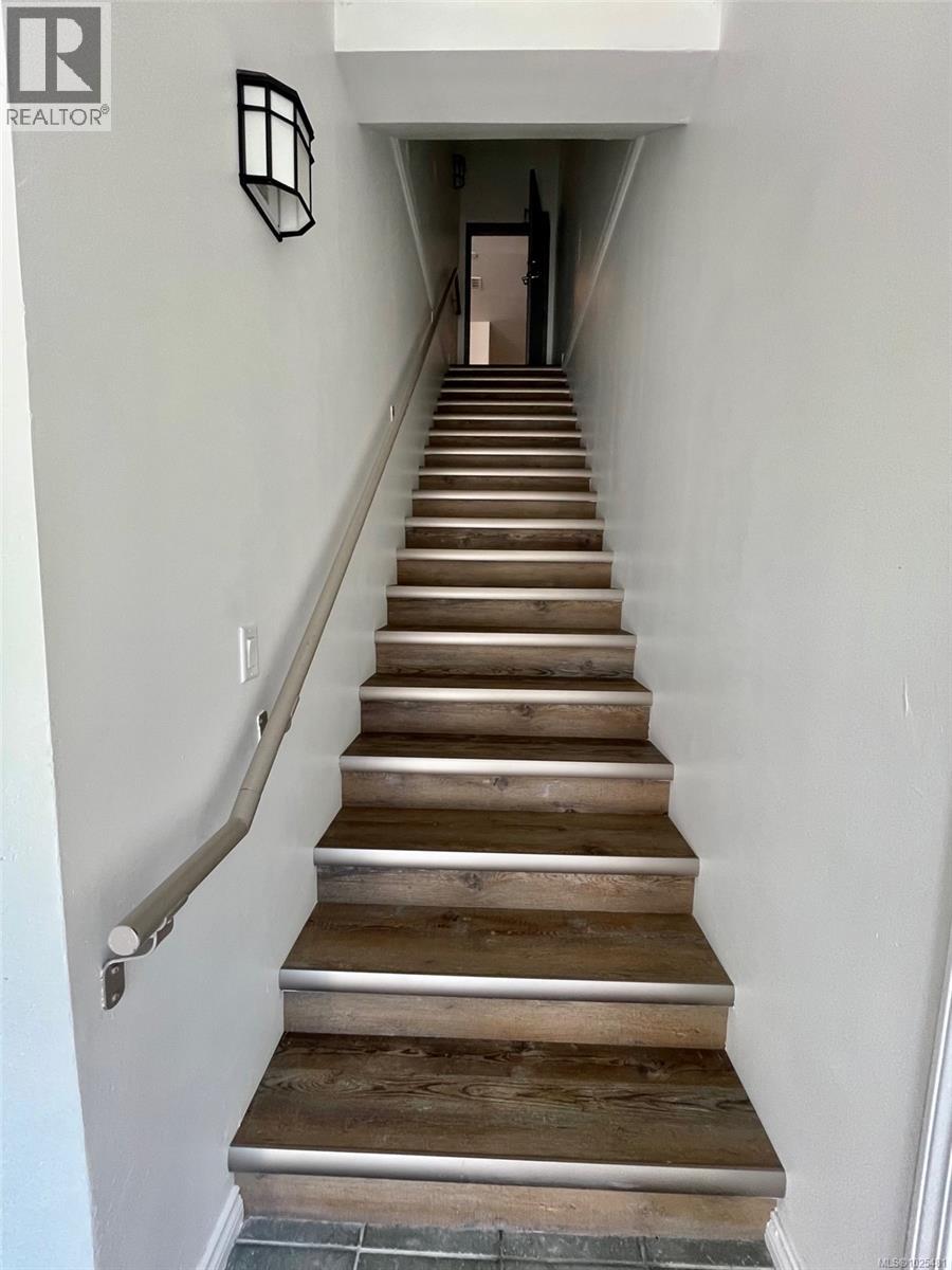 4 416 Garbally Rd, Victoria, British Columbia  V8T 2K1 - Photo 3 - 1025481