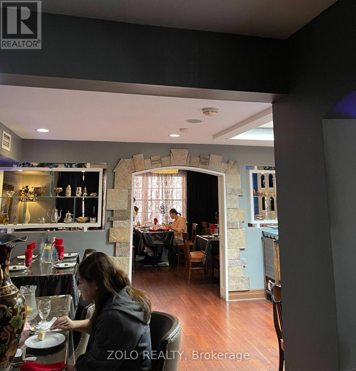 111 Trafalgar Road, Oakville (Oo Old Oakville), Ontario  L6J 3G3 - Photo 3 - W12773748