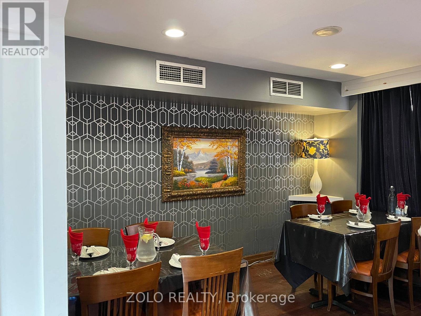 111 Trafalgar Road, Oakville (Oo Old Oakville), Ontario  L6J 3G3 - Photo 5 - W12773748