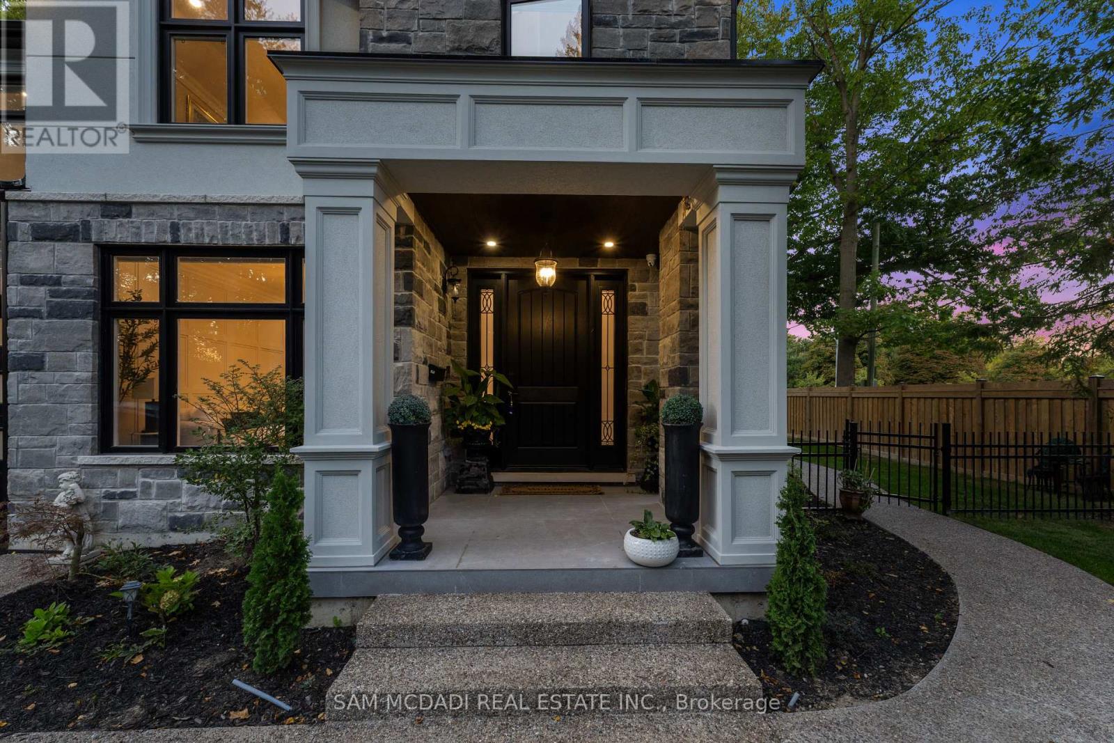 72 Oakes Drive, Mississauga, Ontario  L5G 3M1 - Photo 2 - W12773768