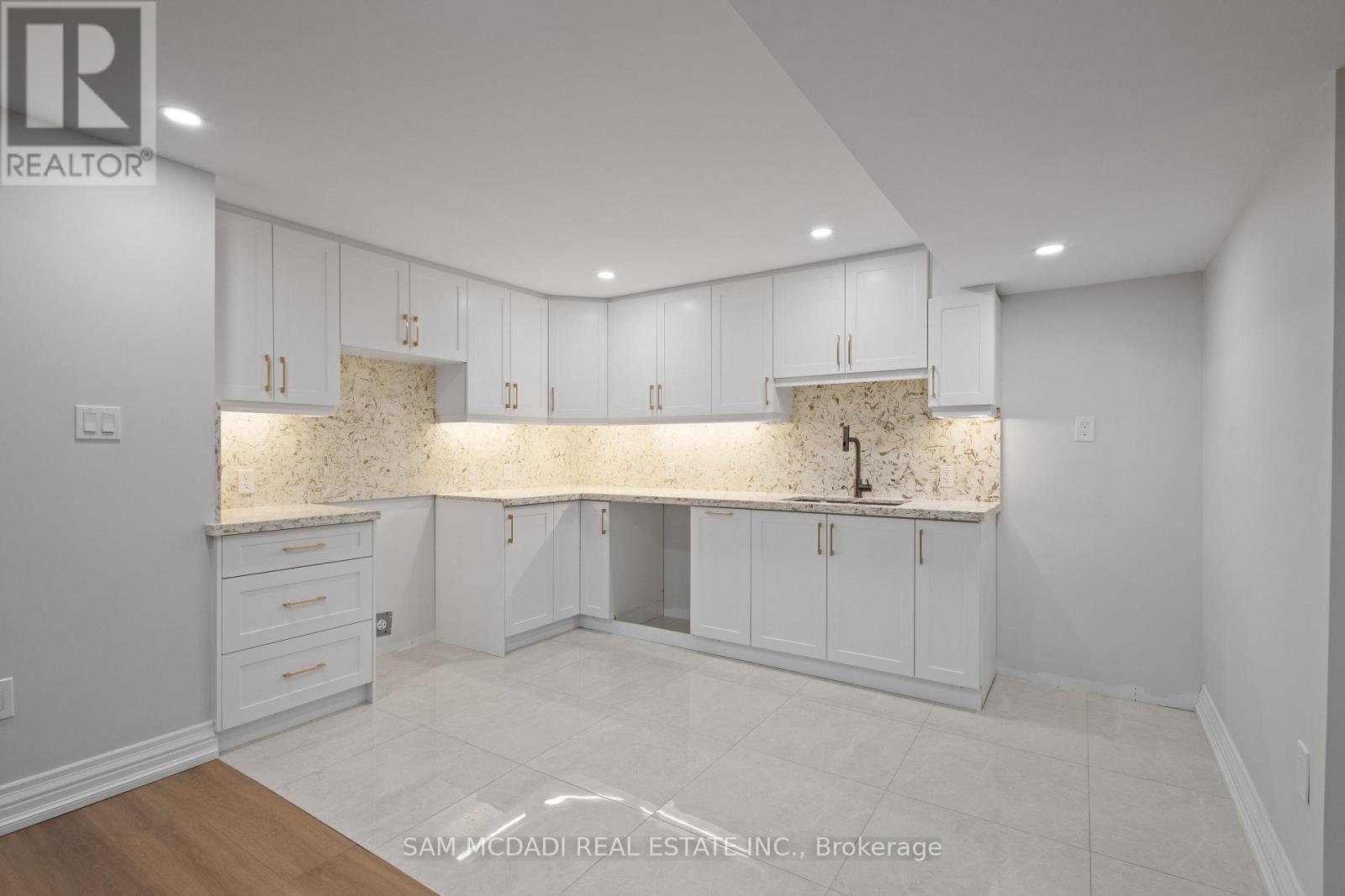 72 Oakes Drive, Mississauga, Ontario  L5G 3M1 - Photo 38 - W12773768